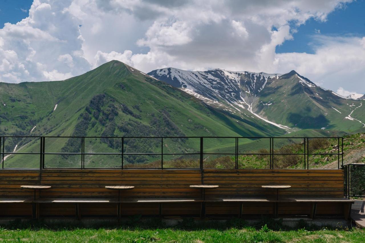 Gudauri Lodge Екстериор снимка The mountain range of the Albanian Alps
