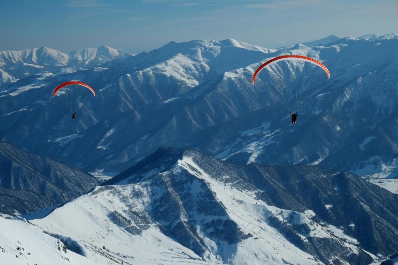 Gudauri Lodge Екстериор снимка Parachute flight over the Alps